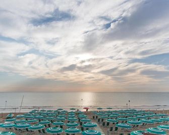 Hotel Saint Tropez - Pineto - Strand