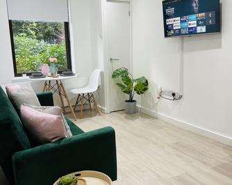 Southernhay Court Apartments - Exeter - Living room