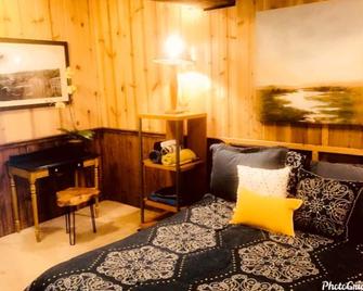 Great Views, Hike Onsite, Work Remotely, Huge Smart Tvs & Hot-Tub - Strasburg - Living room