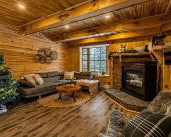 The Escapade - Private hot tub with pool table - Sainte-Lucie-des-Laurentides - Phòng khách