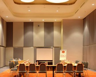 Harris Hotel & Conventions Bekasi - Bekasi - Salle de réunion