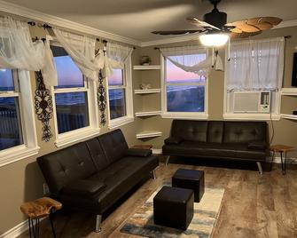 Z Oceanfront Offers Unobstructed Access and View of the Ocean! - Clute - Living room
