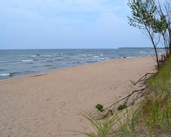 Rustic Foxhole - Marquette - Beach