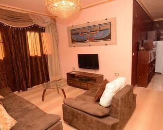 Beautiful View Of The Pyramids, With Air Conditioning, Wifi, And Touristic Guide - Giza - Living room