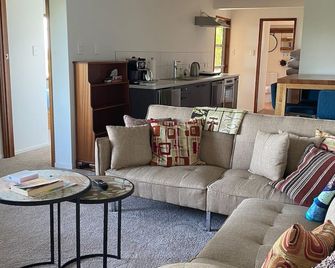 Fully equipped one bedroom apartment with gorgeous views; walkable to CBD. - Napier - Living room