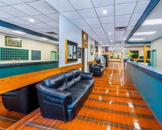 Crestwood Hotel - Hinton - Lobby