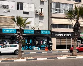 Spat Beach - Bat Yam - Building