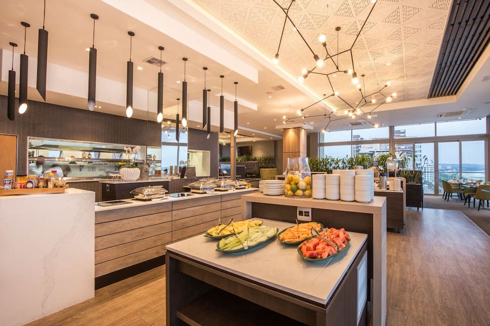 Belaire Suites Hotel - דורבן - בופה