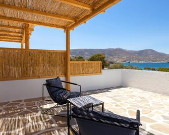 Omilos Beachfront House - Parikia - Balcone