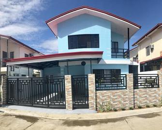 3 bedroom, 3 baths house in a secured subdivision - Puerto Princesa - Building