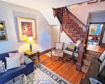 West Broadway Guesthouse with off-street parking - Jim Thorpe - Living room
