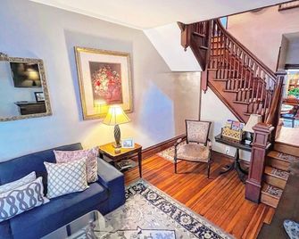West Broadway Guesthouse with off-street parking - Jim Thorpe - Living room