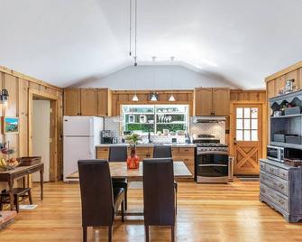 Sweetest Cabin under the Redwoods! Hot Tub, Fire Pit, Austin Creek! - Cazadero - Cocina