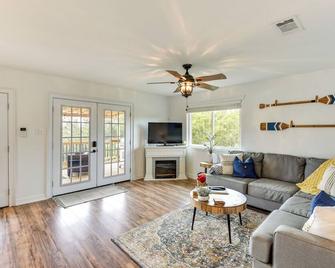 Waterfront Escape on Lake Granbury Deck and Patio! - Granbury - Living room