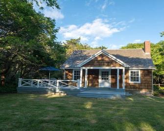 East Hampton updated, large 3BR/3BA cottage on private beach on a 2-acre lot. - East Hampton - Building