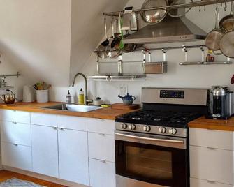 Light-Filled Apartment with Beach Views - Queens - Cocina