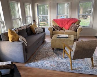 Come play in the water at this secluded get away. Observe nature at its best. - Oak Bay - Living room