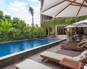 RedDoorz @ Kubu Anyar 3 - Kuta - Piscine