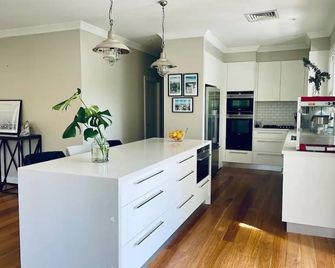 Luxurious Modern Hamptons Retreat - Beecroft - Kitchen