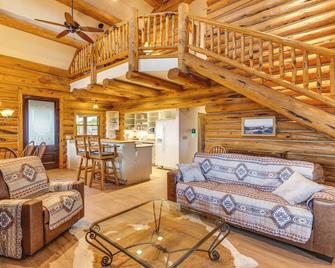 Spacious Rifle Cabin with Deck and Mountain Views! - Rifle - Sala de estar