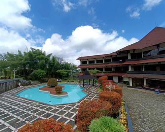 Queen Garden Hotel Managed By Salak Hospitality - Baturaden - Pool