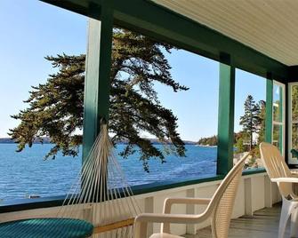 Oceanside D-B Family Cottages - Hancock - Balcony
