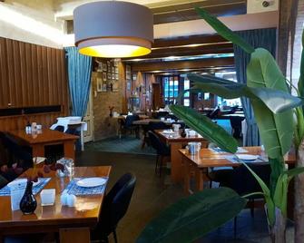 Central Comfort with Easy Access to the Seaside! Free Breakfast and Parking! - Brielle - Restaurant