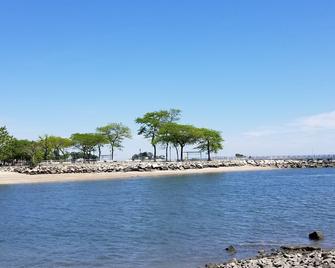 3-Level Retro House/Close To Beach, Nyc, Stamford, Westport, Greenwich - Norwalk - Huiskamer