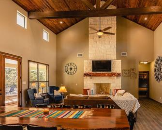 Home On The Range @ Buchanan Vacation - On Golf Course, Pool & Free River Access - Concan - Sala de estar