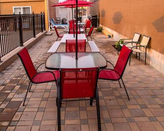 Sahara Courtyard Inn Penticton - Penticton - Balkon