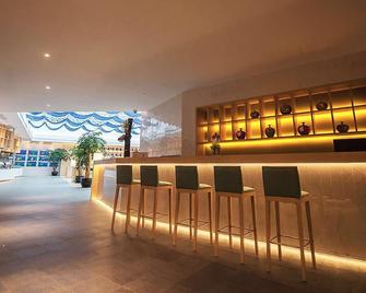 Holiday Inn Express Shanghai Songjiang Fangta By IHG - Shanghai - Bar