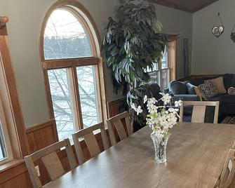 Heart Lodge Lakefront, great fishing and swimming with kayaks and paddle Bds! - Orland - Dining room