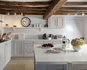 Impressive Georgian Farmhouse near Kempsford High - Swindon - Keuken