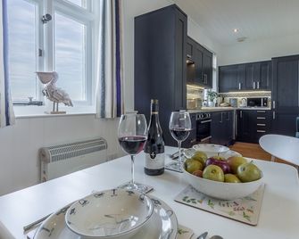 The Link at Cromer Lighthouse site with spectacular sea views, is an interesting one bedroom cottage - Cromer - Restaurant