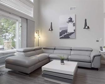 Luxury Lakehouse on Oneida Lake - Sylvan Beach - Living room