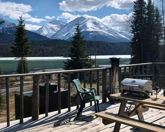 Lynx, wildlife, custom log cabin . private lake access, salmon stream kayaking, - Moose Pass - Balcony