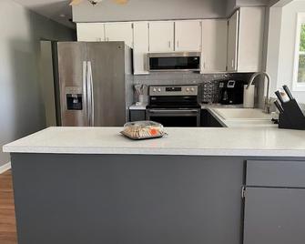 Private Pool and Hot Tub Close to Frankenmuth - Birch Run - Kitchen