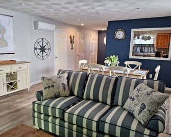 Westerly Getaway- Short drive to the beach, Walk to Downtown Shops & Restaurants - Westerly - Wohnzimmer