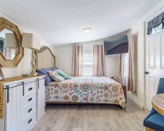 Lil’ Scotty - Private Cozy Efficiency - Mount Dora - Bedroom