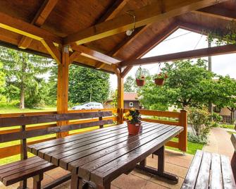 Apartment in Seliste Dreznicko with garden - Seliste Dreznicko - Patio
