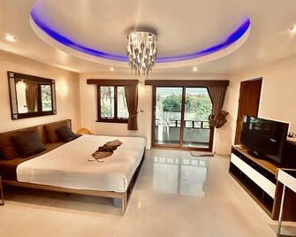 A10: Deluxe studio with balcony , pool& garden view - Pattaya - Camera da letto