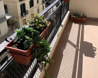 Suite 39 B&B - Salerno - Balkong