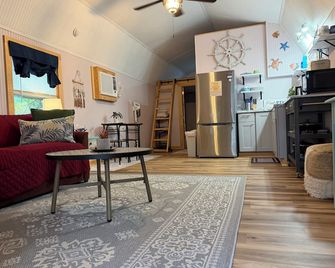 Charming 1 Bedroom Cottage & Loft, 1 Queen bed & Sleeping Loft w/ 2 Twins - Ocracoke - Sala de estar