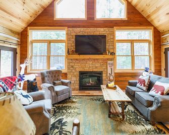 Larsen Lodge Downtown Village Egg Harbor, Sauna, New, Rustic and Elegant. - Egg Harbor - Living room