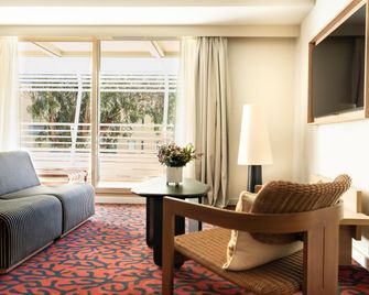Hotel Ventura Saint-Tropez, Tapestry Collection by Hilton - Saint-Tropez - Sufragerie