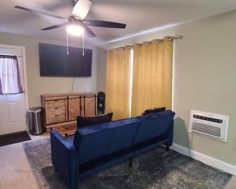 Cozy, Convenient, & Affordable! - Oak Ridge - Living room