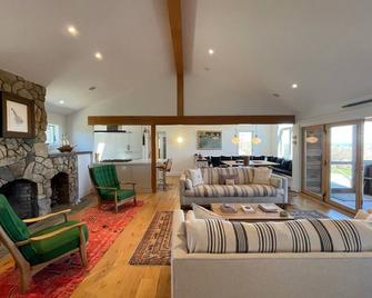 Modern Luxury Waterview Home, Private Beach Access, 4 BR, 3 bath - Chilmark - Living room
