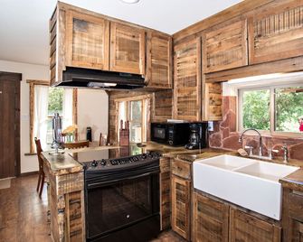 Creekside cabin near Glenwood with outdoor kitchen - New Castle - Cocina
