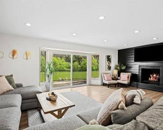 Huge Modern Home on 10 Acres-Indoor Pool & Sauna! - Howell - Living room