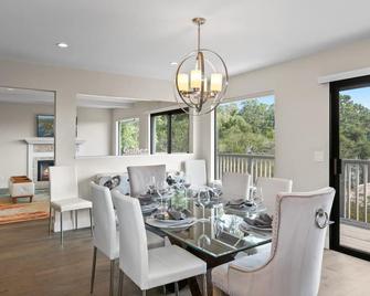 Newly Remodeled 4br 4ba With Bonus Room Spectacular Valley Views - Carmel-by-the-Sea - Dining room